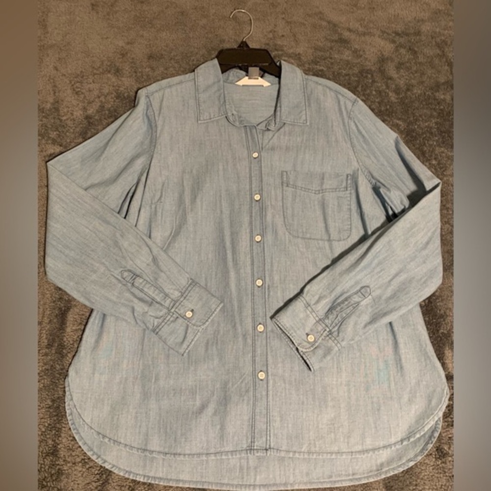 Pre love | In great condition | Color: Light Denim | Button down shirt